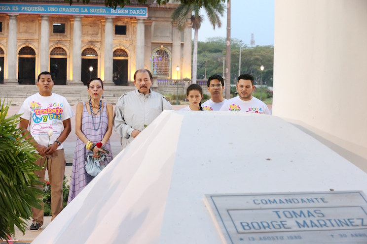 Daniel y Rosario rinden homenaje al Comandante Tomás Borge